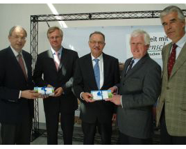 Dr. Helmut Born, DBV-Generalsekretär; Dr. Klaus Miesner, Mitglied im geschäftsführenden Vorstand der Deutschen Reiterlichen Vereinigung; Gerd Sonnleitner, DBV-Präsident; Breido Graf zu Rantzau, FN-Präsident und Theodor Leuchten, FN-Vizepräsident. 